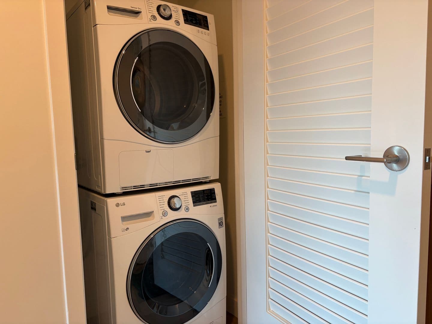 Los Angeles Apartment: 6390 De Longpre Avenue