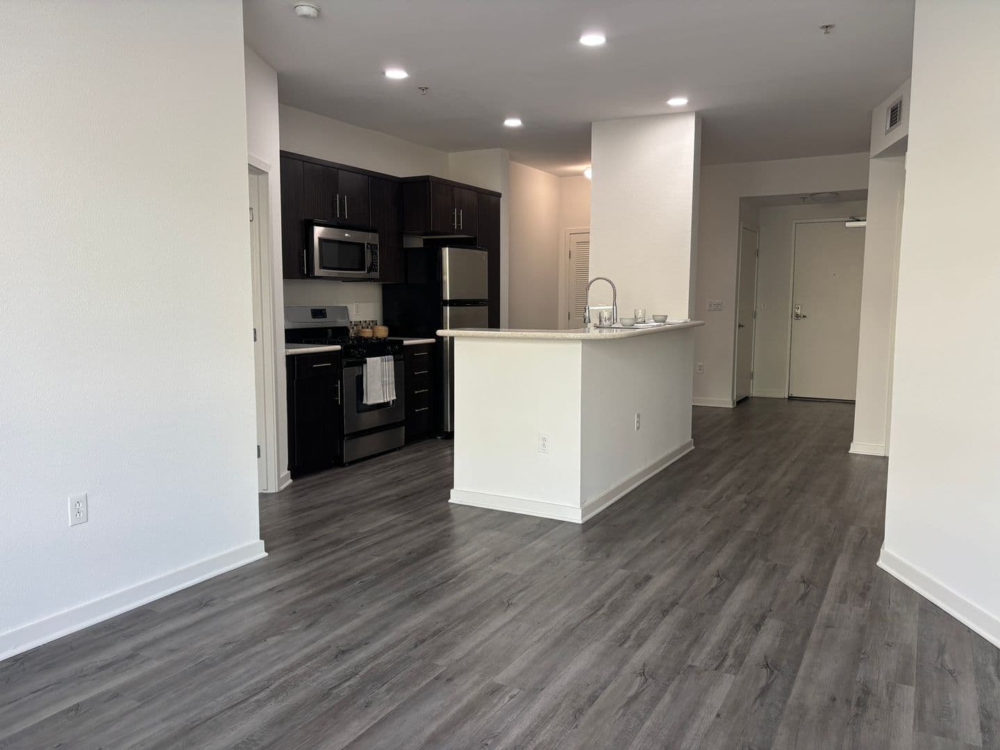 Los Angeles Apartment: 138 North Beaudry Avenue