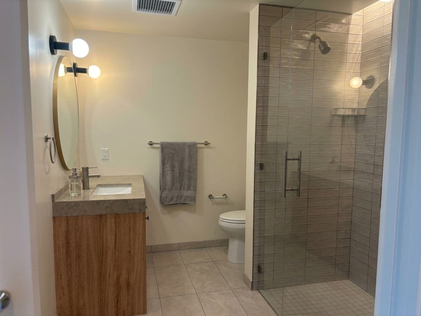 Los Angeles Apartment: 6390 De Longpre Avenue