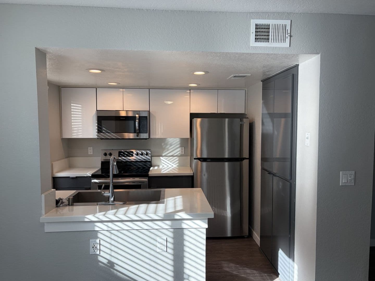 Riverside Apartment: 3957 Pierce Street
