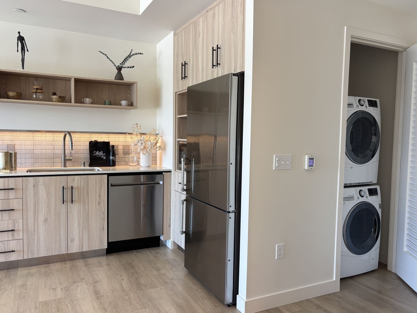 Los Angeles Apartment: 6390 De Longpre Avenue