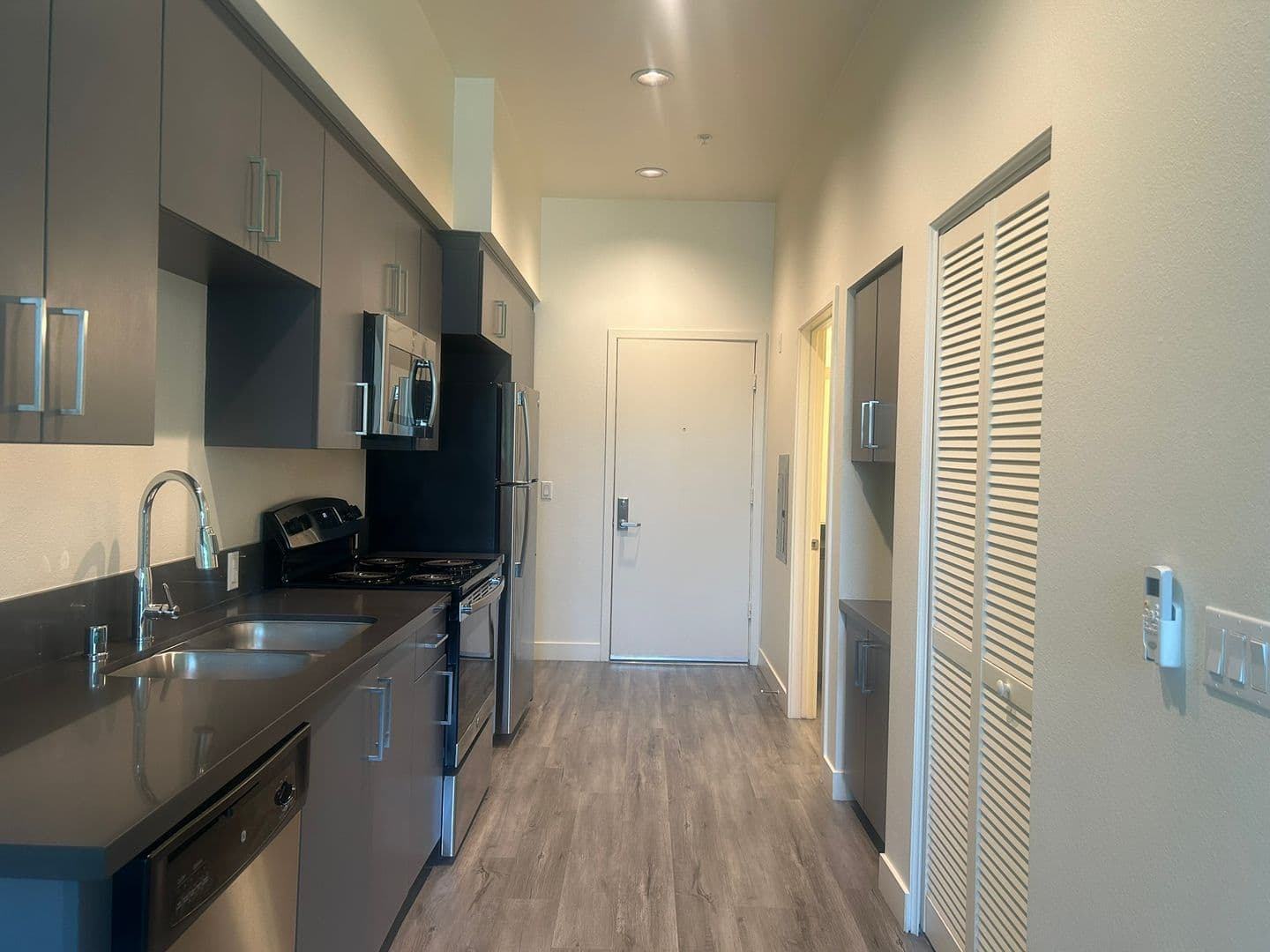 Riverside Apartment: 3050 Mission Inn Avenue