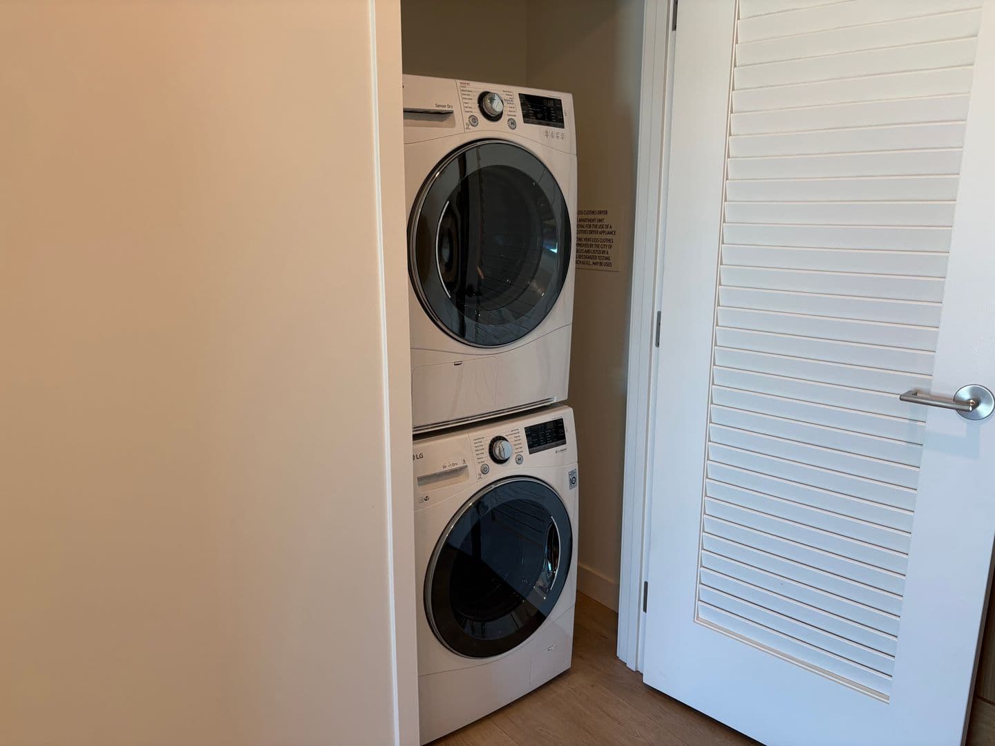 Los Angeles Apartment: 6390 De Longpre Avenue