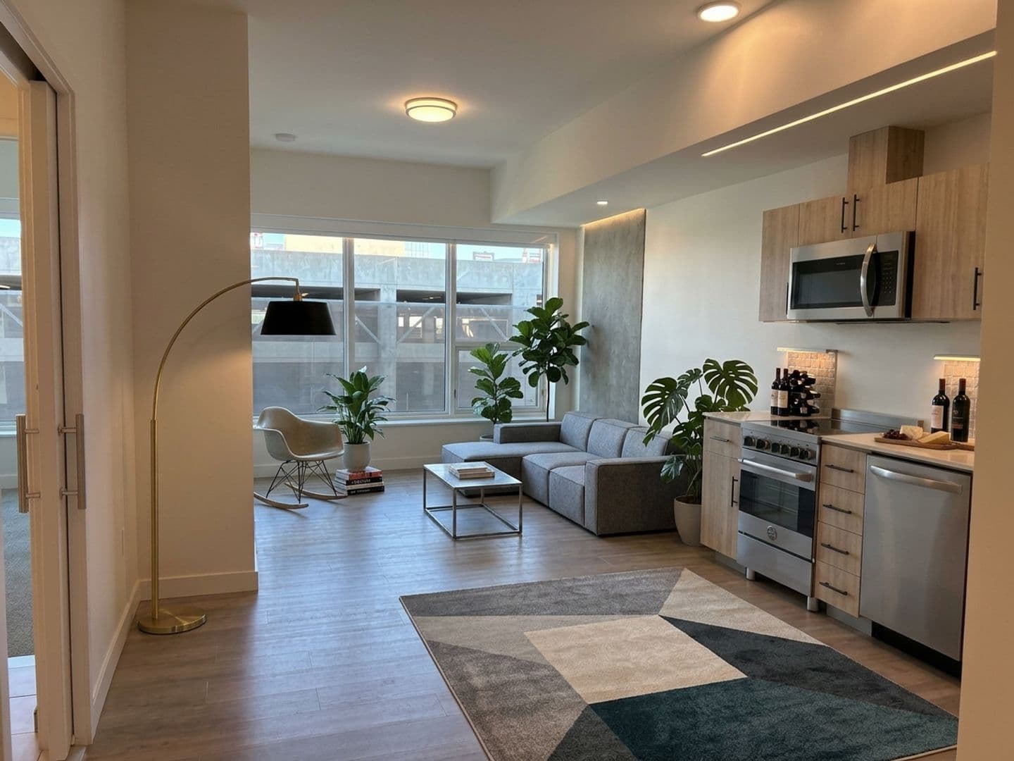 Los Angeles Apartment: 6390 De Longpre Avenue