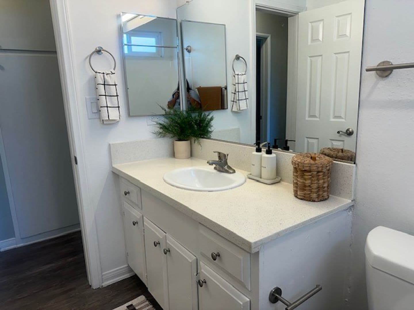 Paramount Apartment: 15940 Indiana Avenue