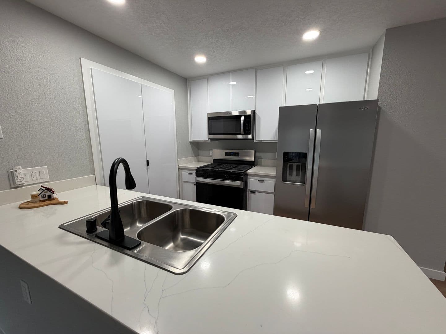 Riverside Apartment: 7600 Ambergate Place