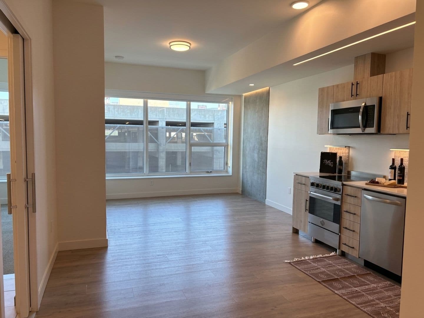Los Angeles Apartment: 6390 De Longpre Avenue