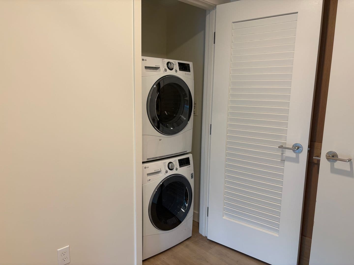 Los Angeles Apartment: 6390 De Longpre Avenue
