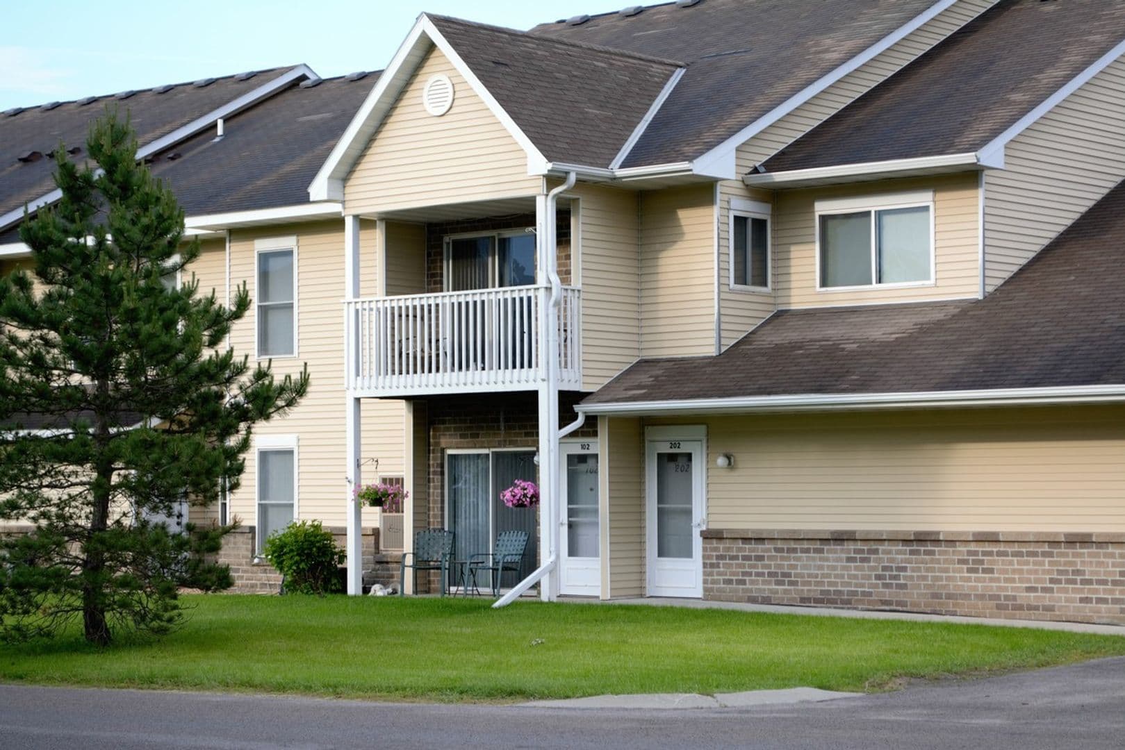 Hutchinson Townhome: 705 Century Ave SW