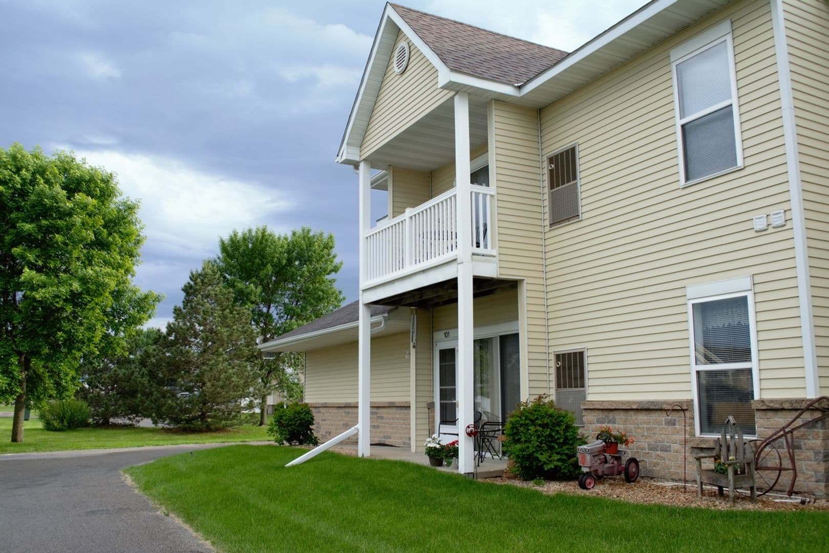 Hutchinson Townhome: 705 Century Ave SW