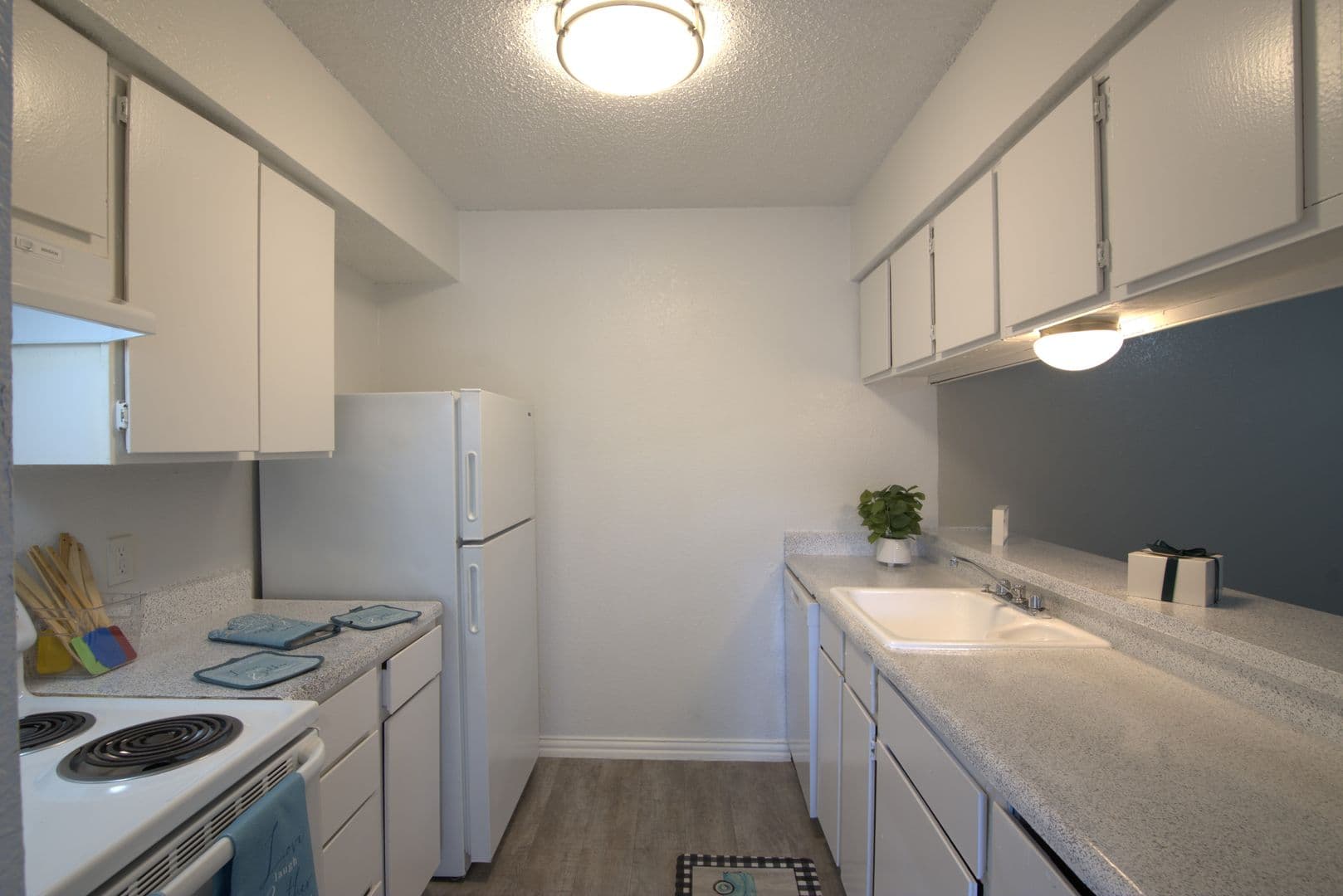 Irving Apartment: 1928 Rock Island Rd