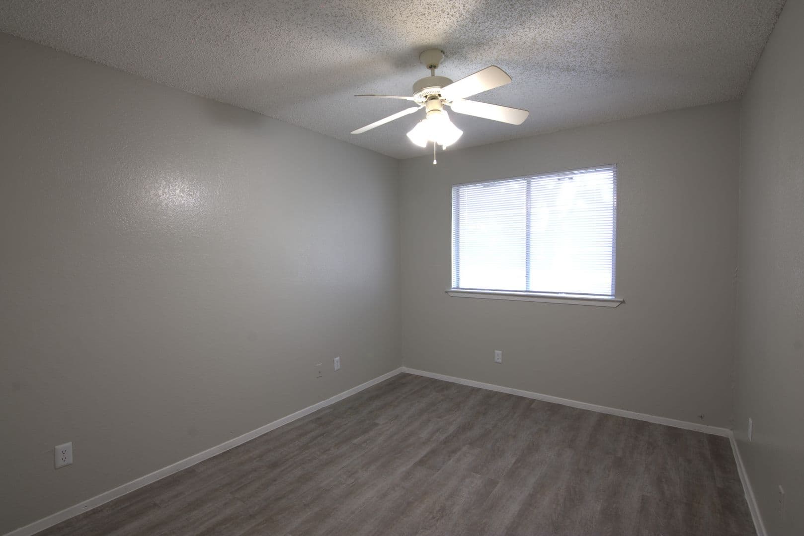 Irving Apartment: 1928 Rock Island Rd