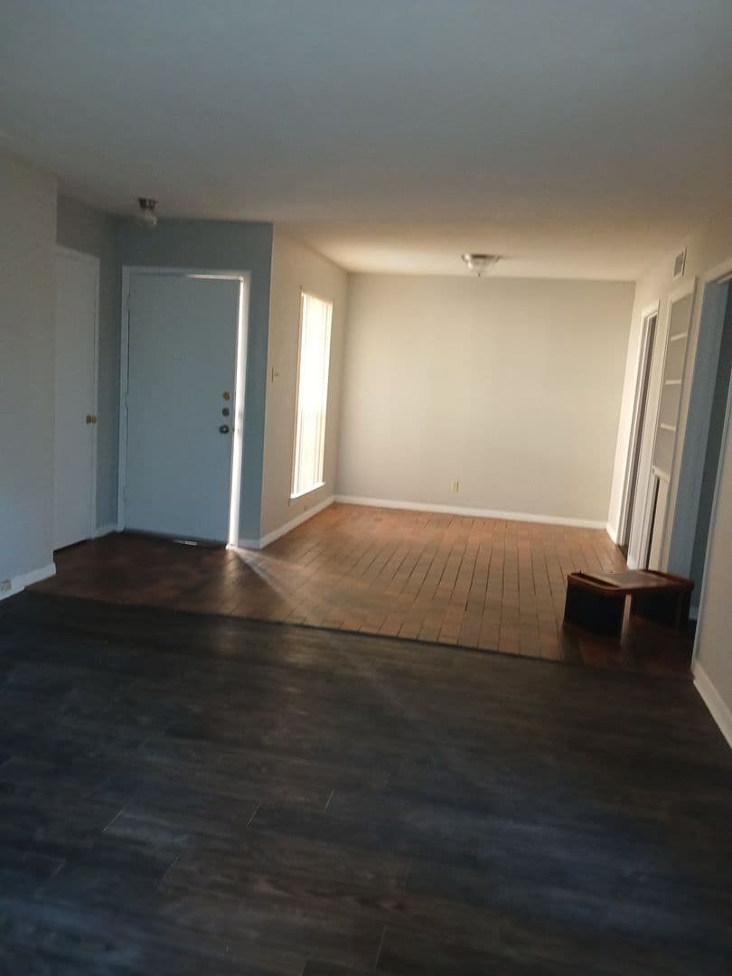 Longview Apartment: The Windsor Apartments