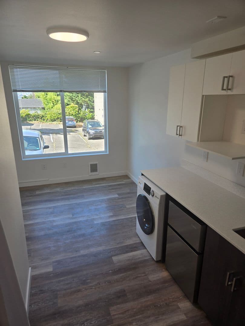 Seattle Apartment: 3050 SW Avalon Way