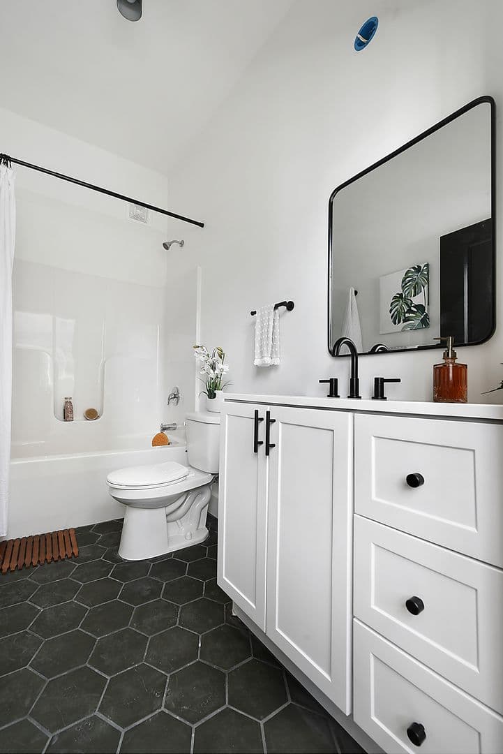 Homestead Apartment: 120 E 9th Ave