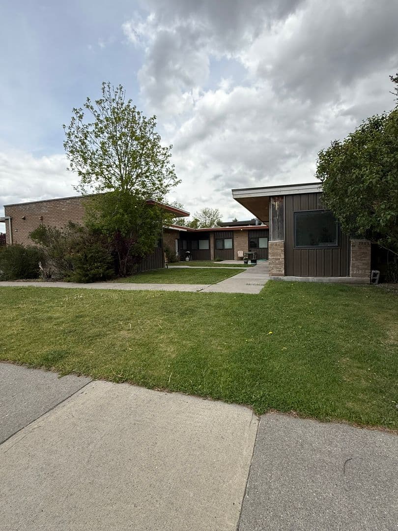 Livingston Apartment: 601 Robin Lane