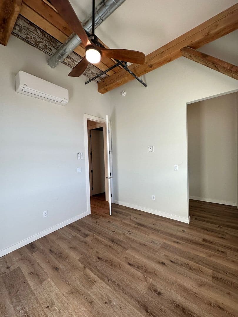 Livingston Apartment: 924 E Park St