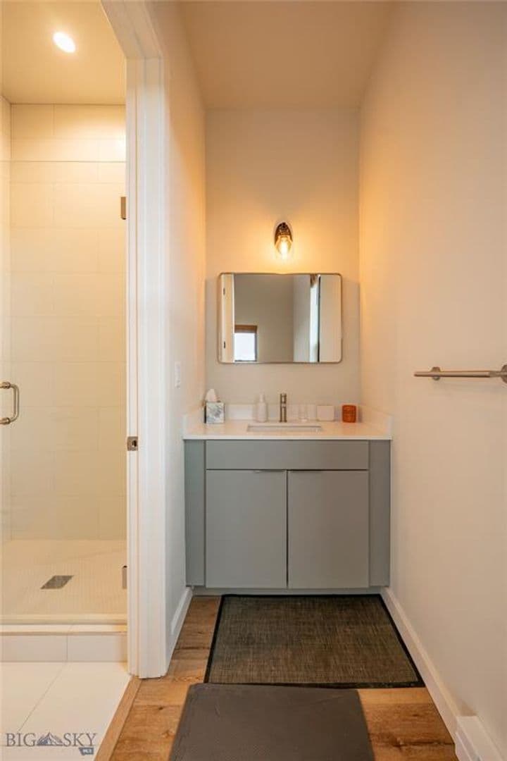Livingston Apartment: 924 E Park St