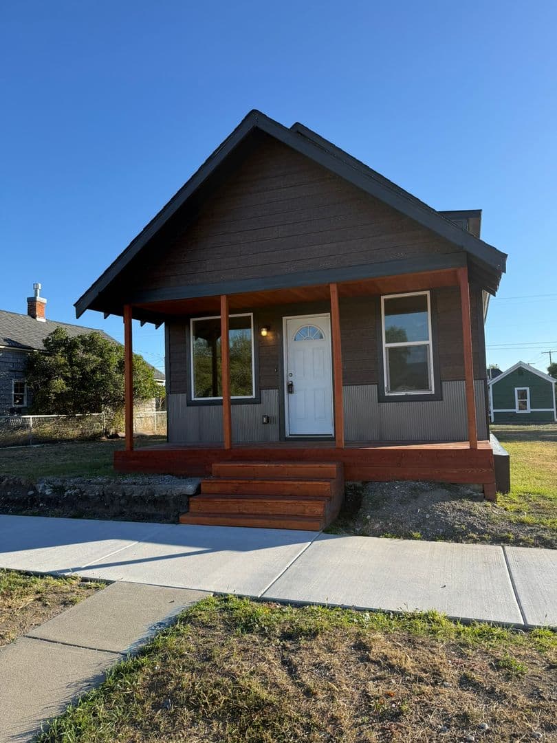 Livingston House: 104 N K St