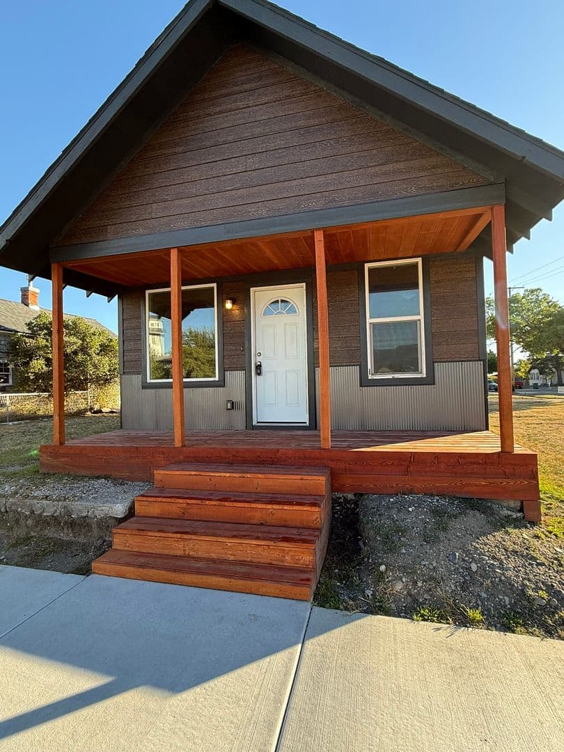 Livingston House: 104 N K St