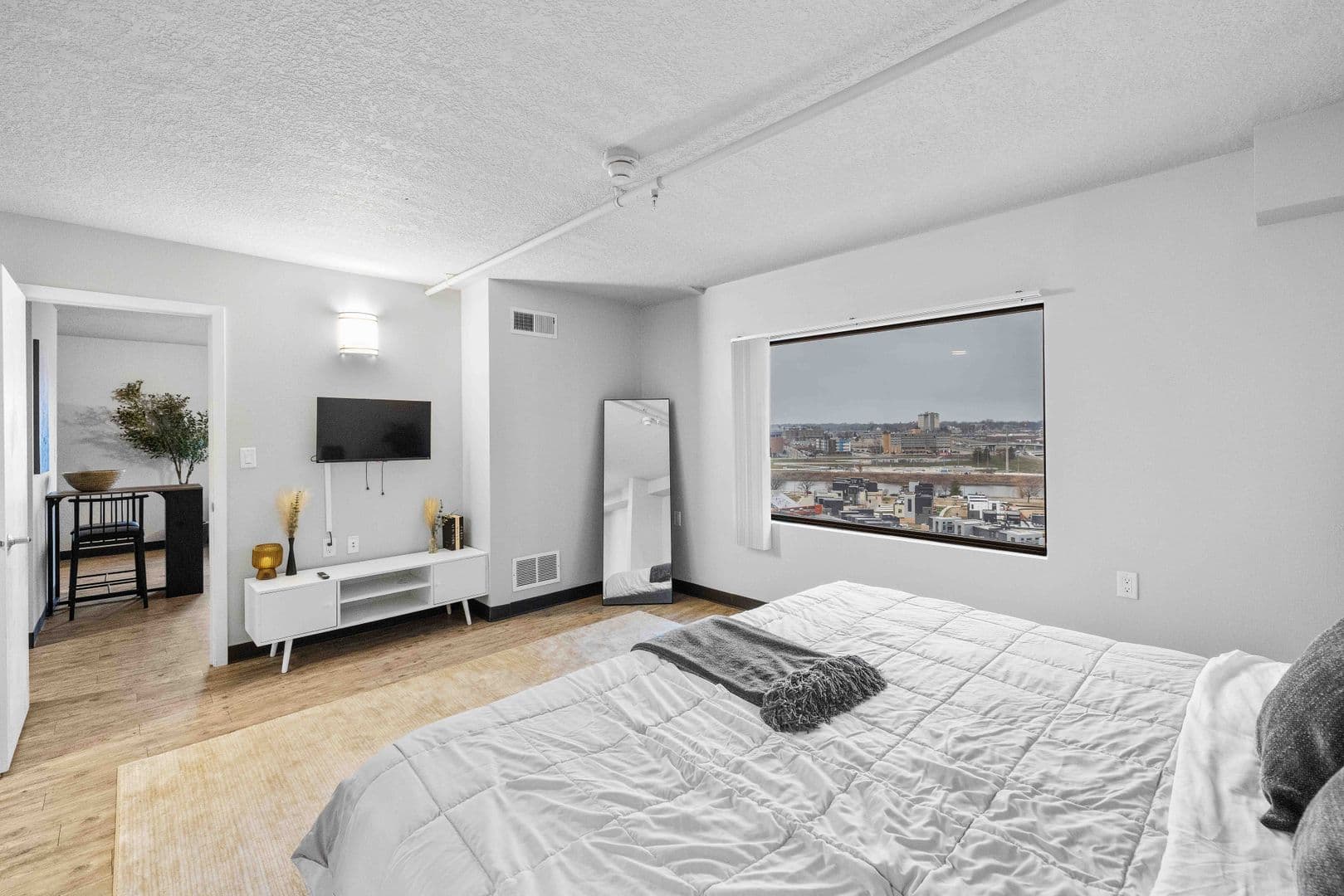 Des Moines Apartment: 660 E 5th St
