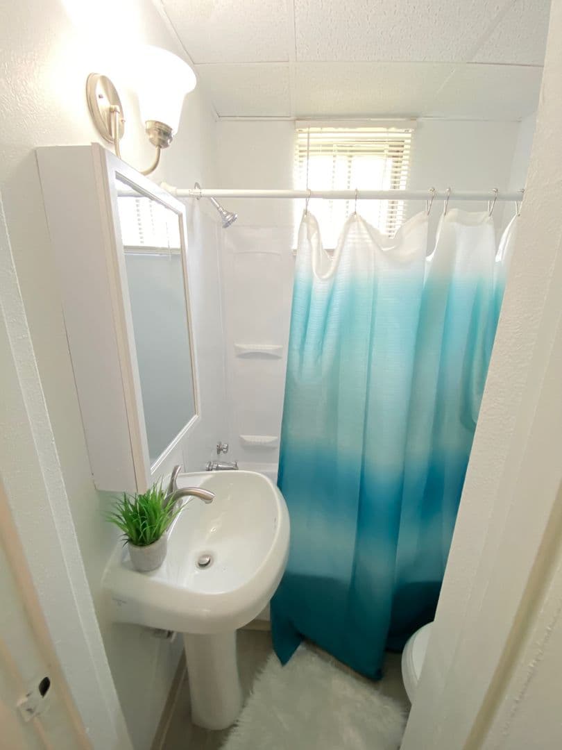 Des Moines Apartment: 1216 E Seneca Avenue 6