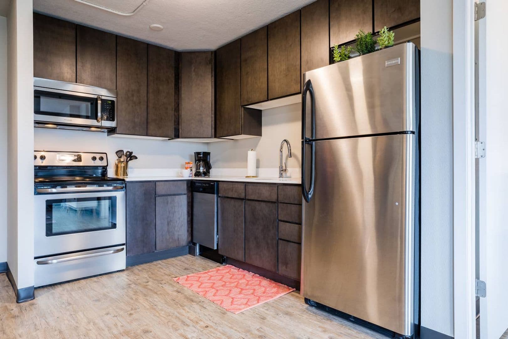 Des Moines Apartment: 660 E 5th St