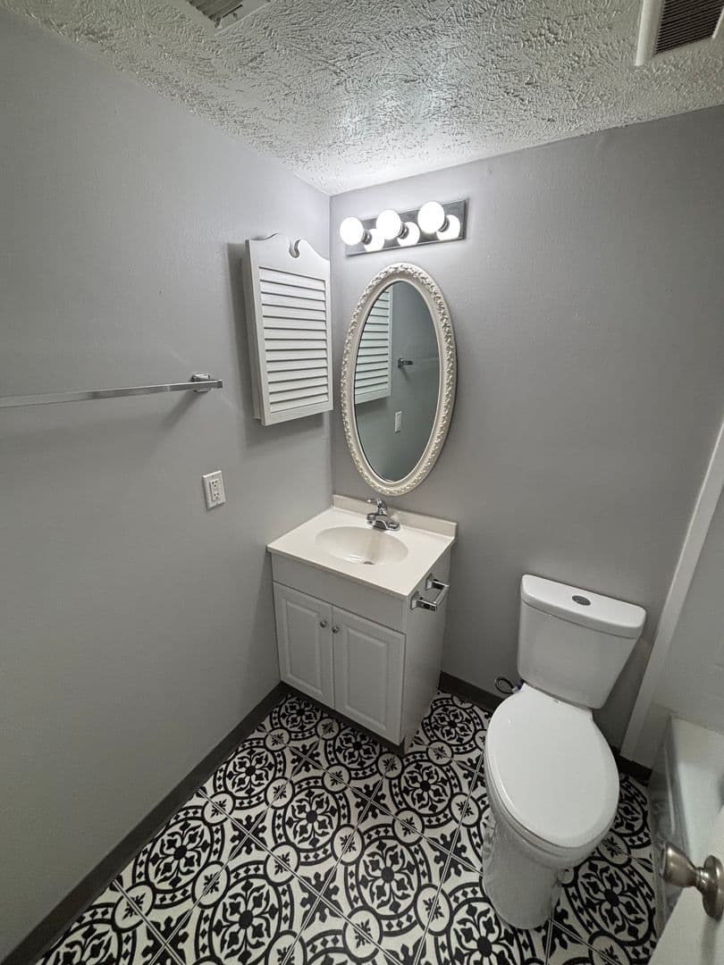 Omaha Apartment: 2303 Benson Gardens Blvd