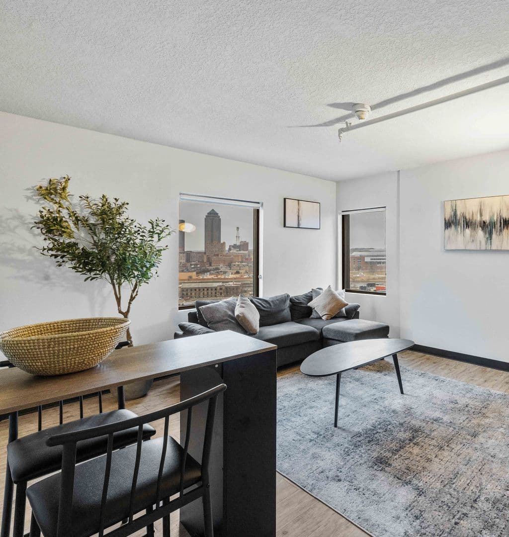 Des Moines Apartment: 660 E 5th St