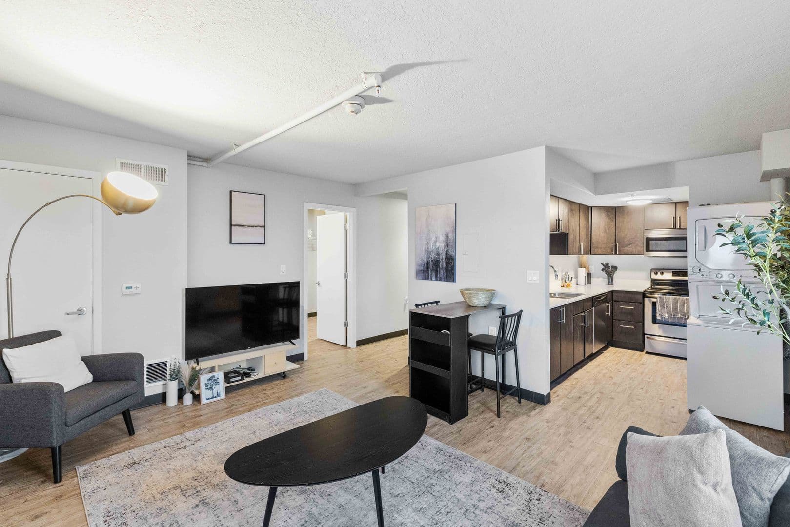 Des Moines Apartment: 660 E 5th St