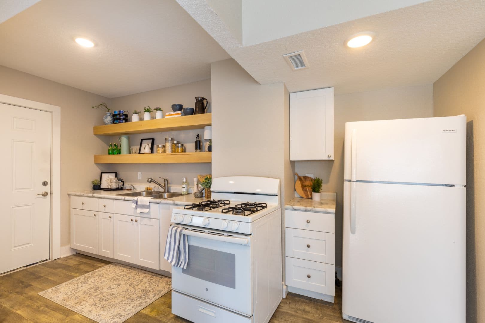 Des Moines Apartment: 2008 6th Ave