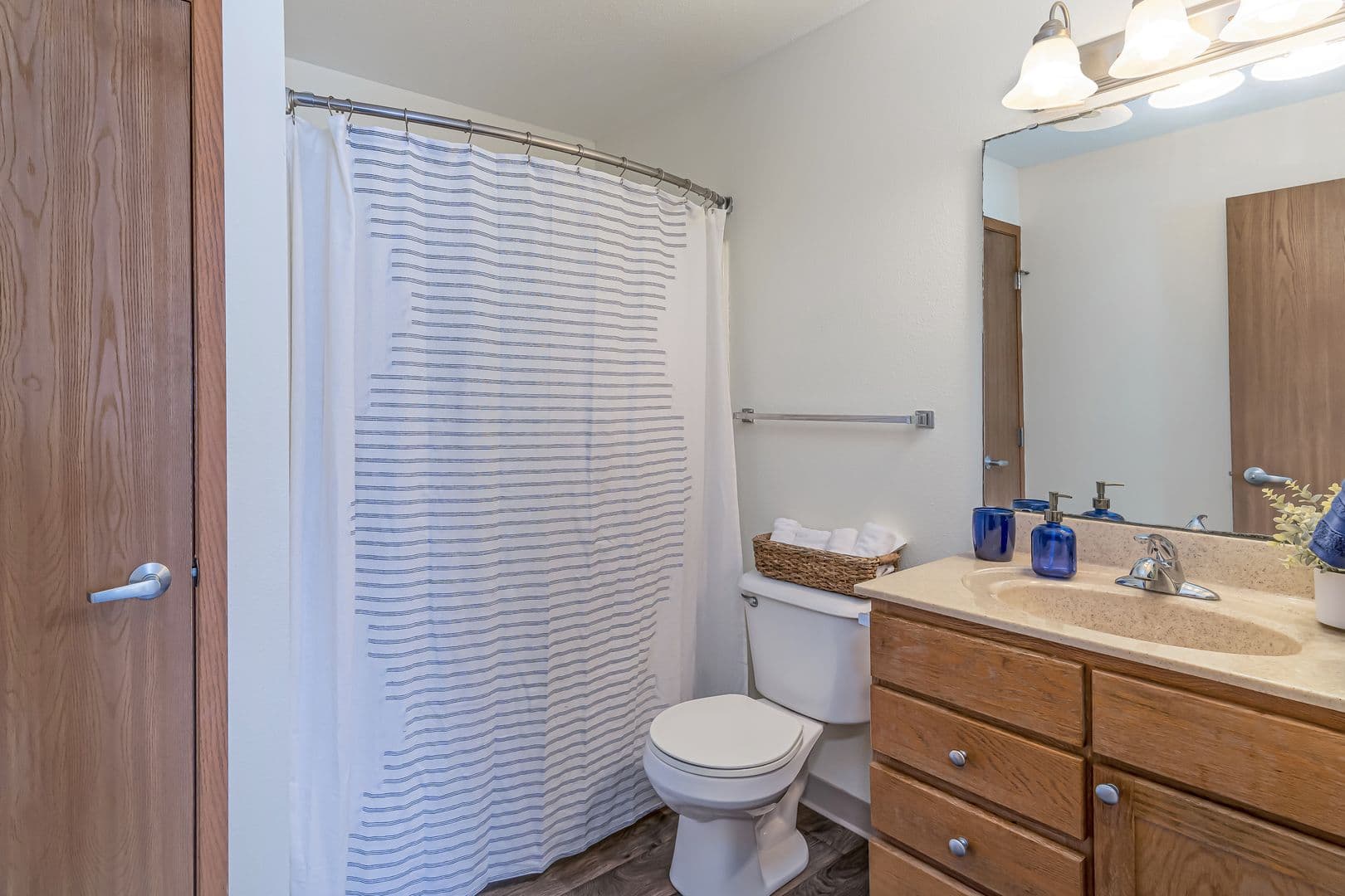 Des Moines Apartment: 1646 Hull Ave