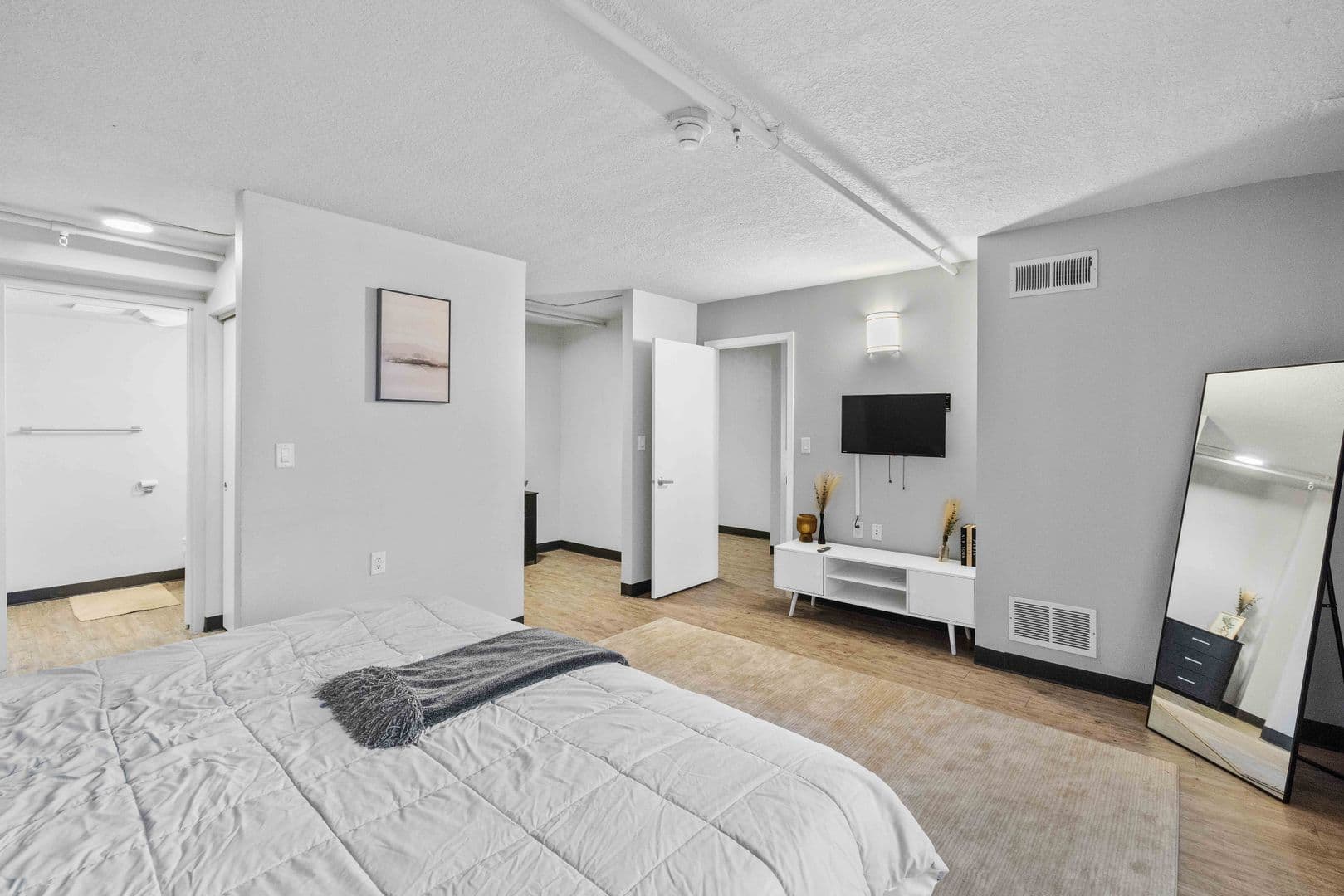 Des Moines Apartment: 660 E 5th St