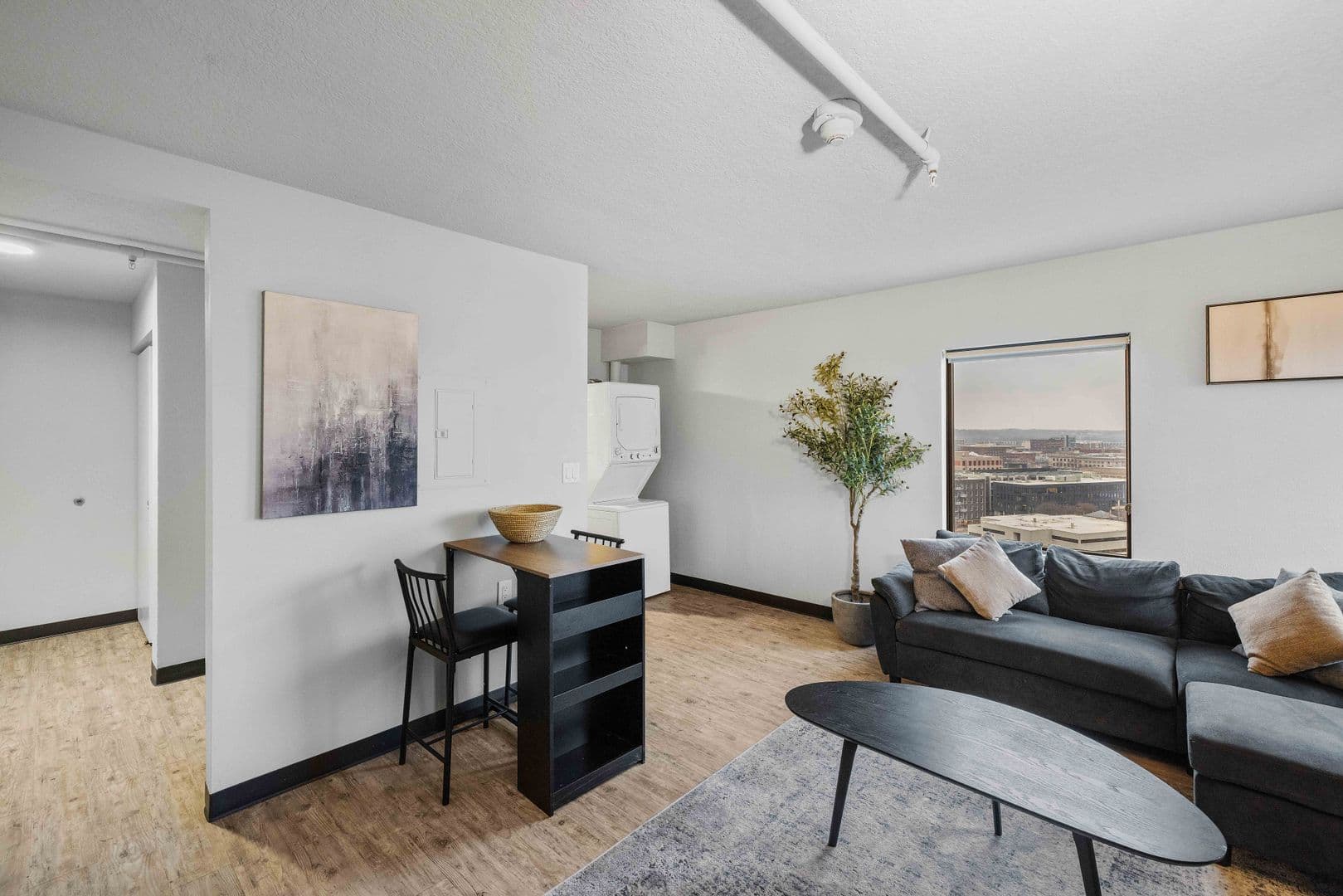 Des Moines Apartment: 660 E 5th St
