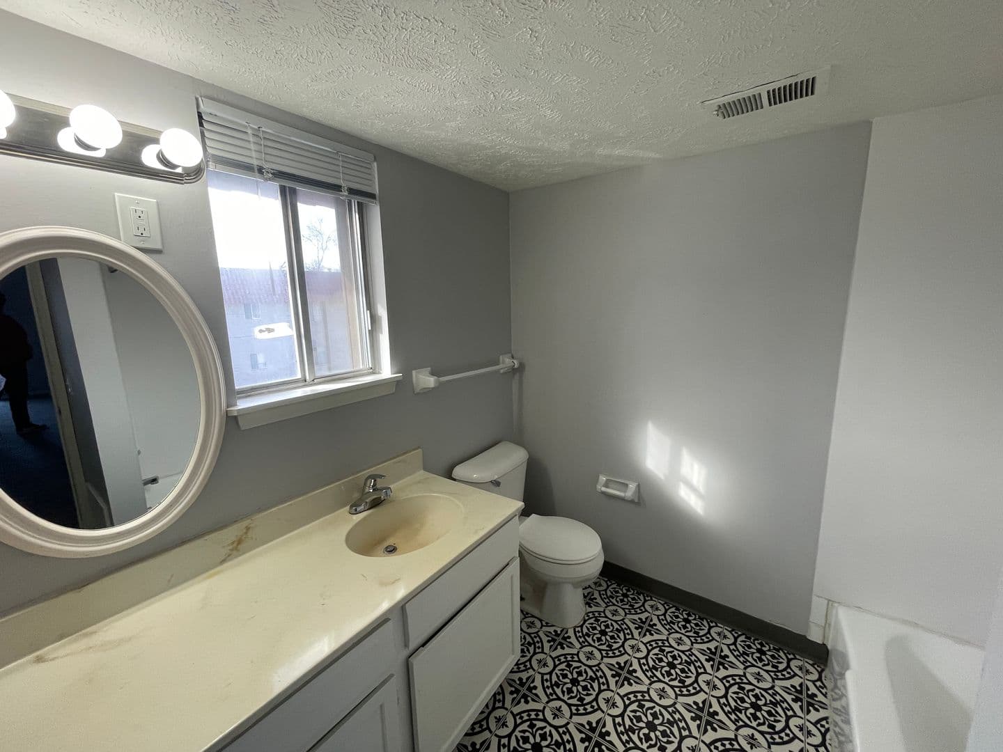 Omaha Apartment: 2303 Benson Gardens Blvd