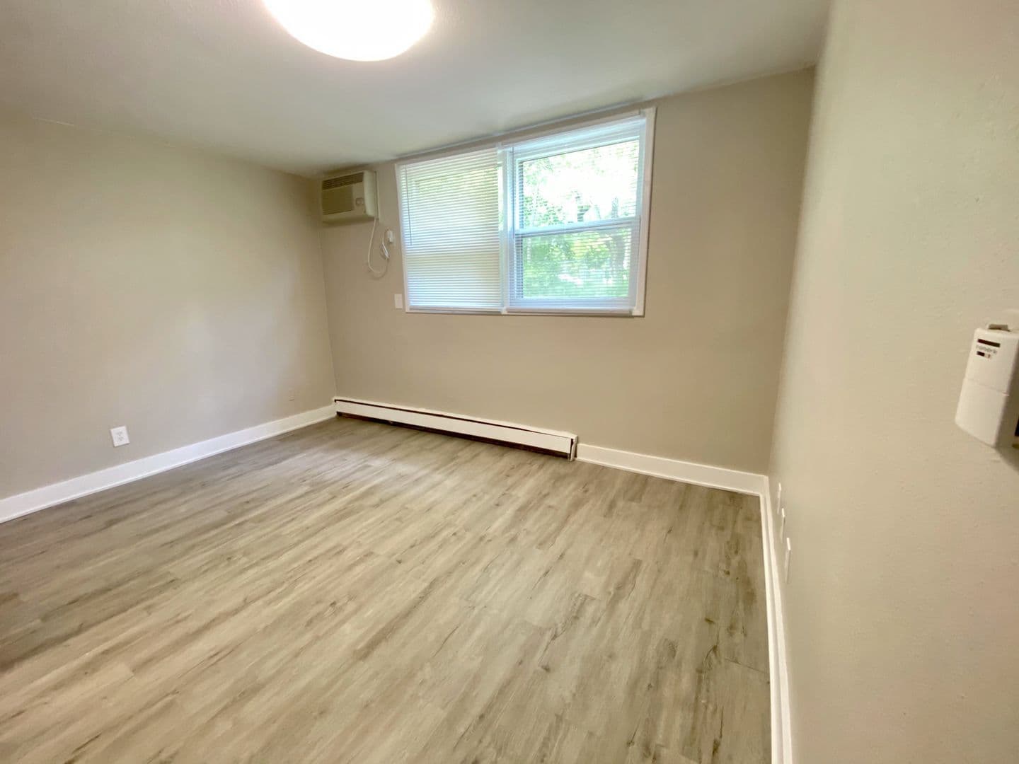 Des Moines Apartment: 1216 E Seneca Avenue 6