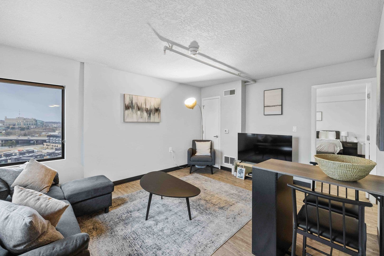 Des Moines Apartment: 660 E 5th St