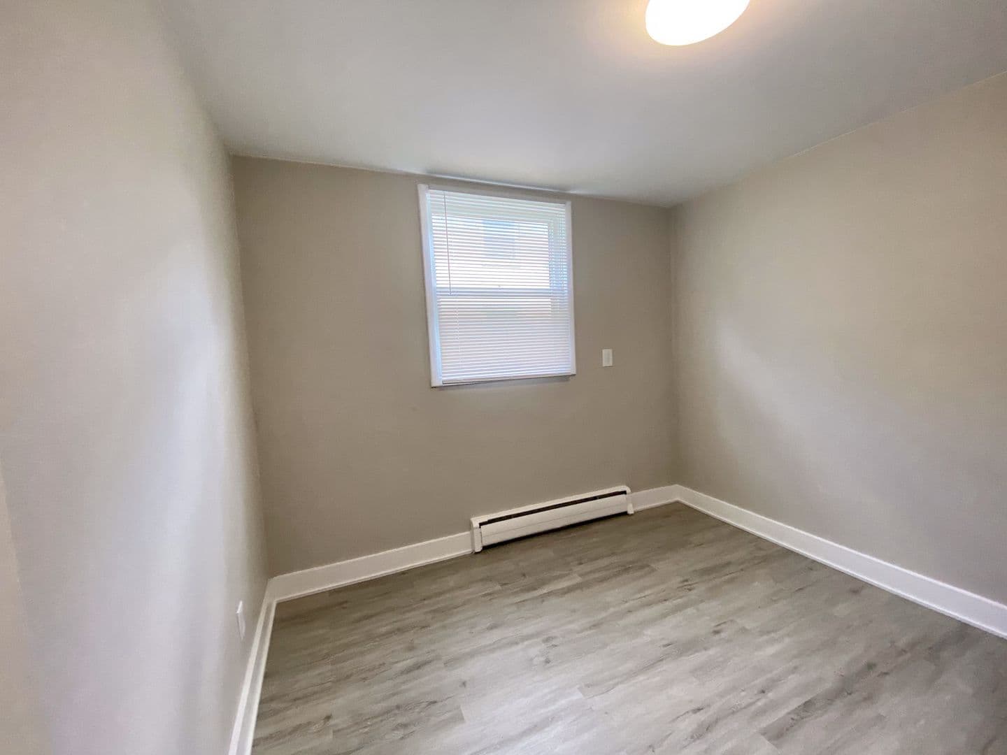 Des Moines Apartment: 1216 E Seneca Avenue 6