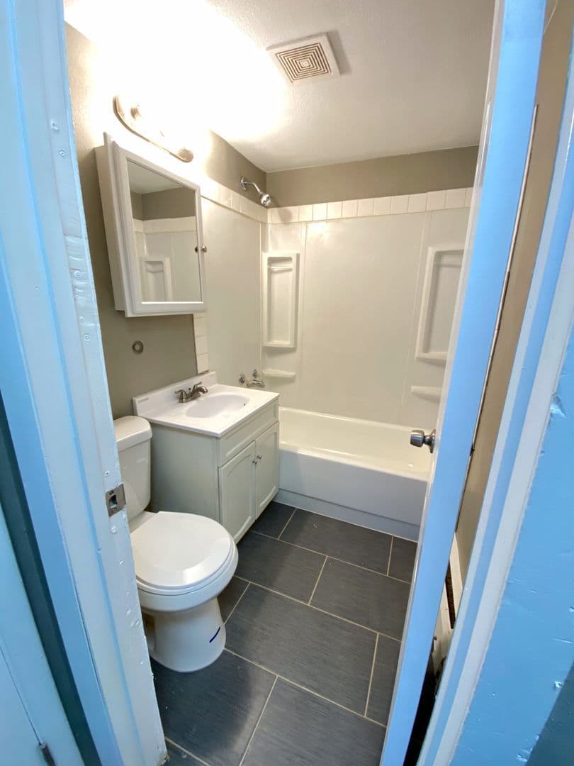 Des Moines Apartment: 1216 E Seneca Avenue 6