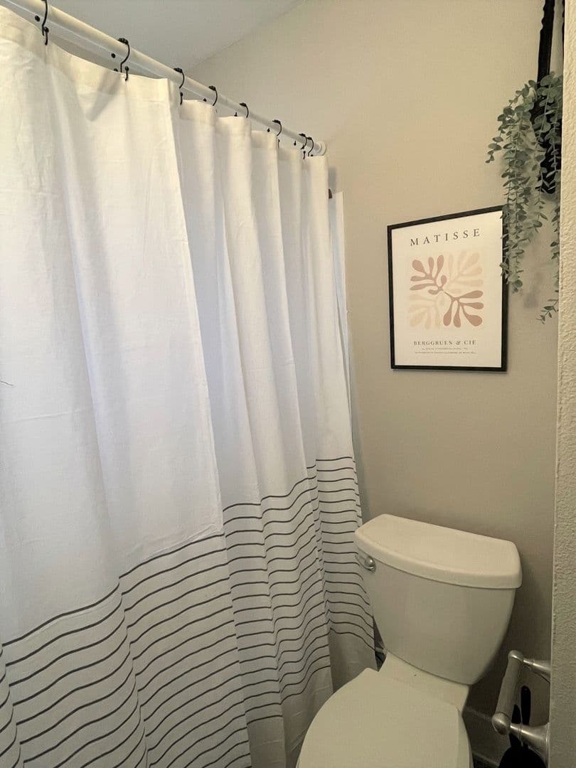 Des Moines Apartment: 1216 E Seneca Avenue 6