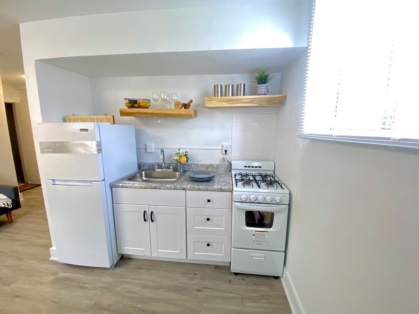 Des Moines Apartment: 1216 E Seneca Avenue 6