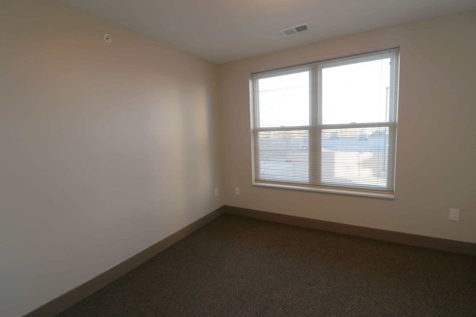 Omaha Apartment: 2222 Davenport St