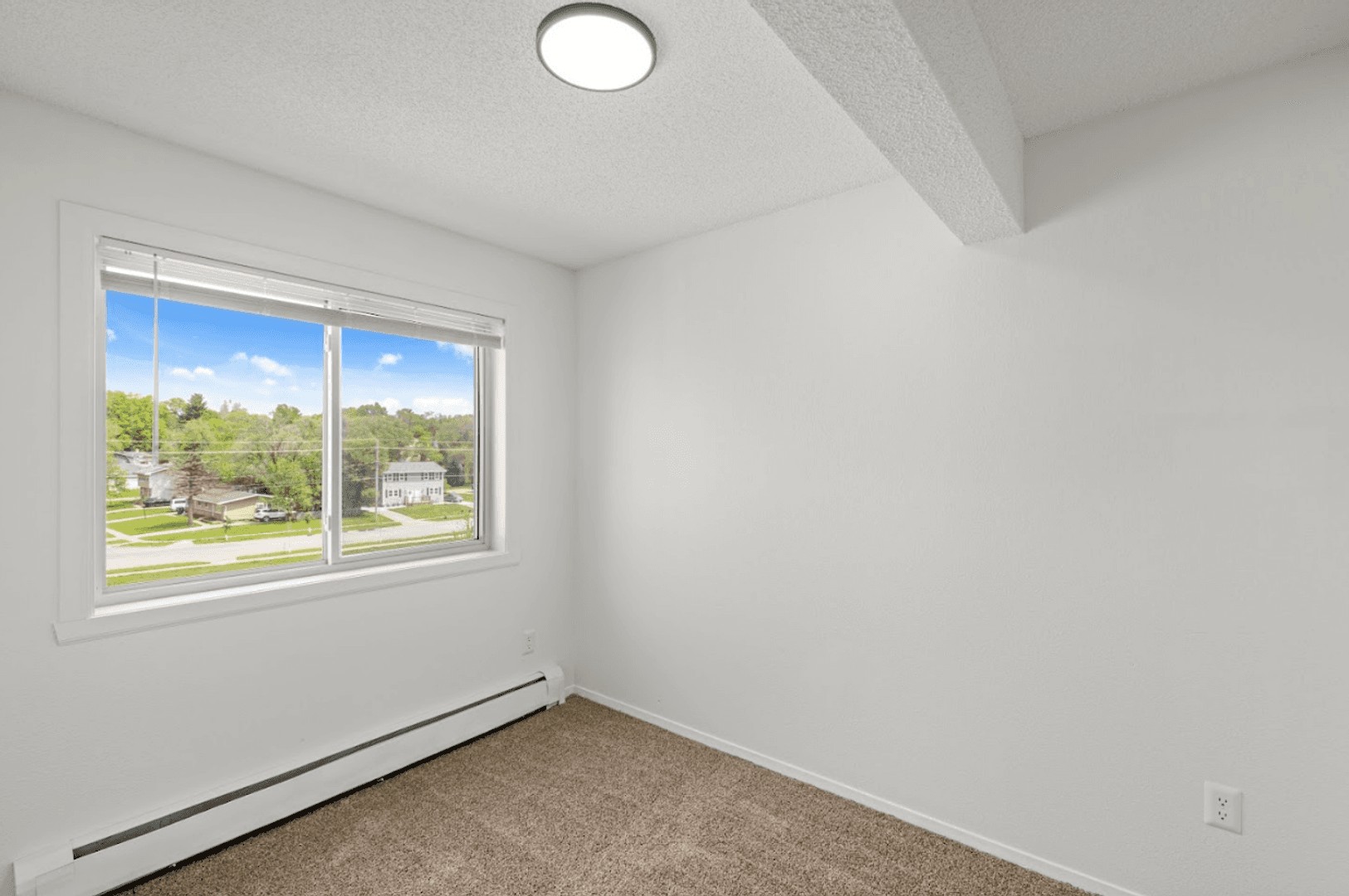 Des Moines Apartment: 211 E McKinley Ave
