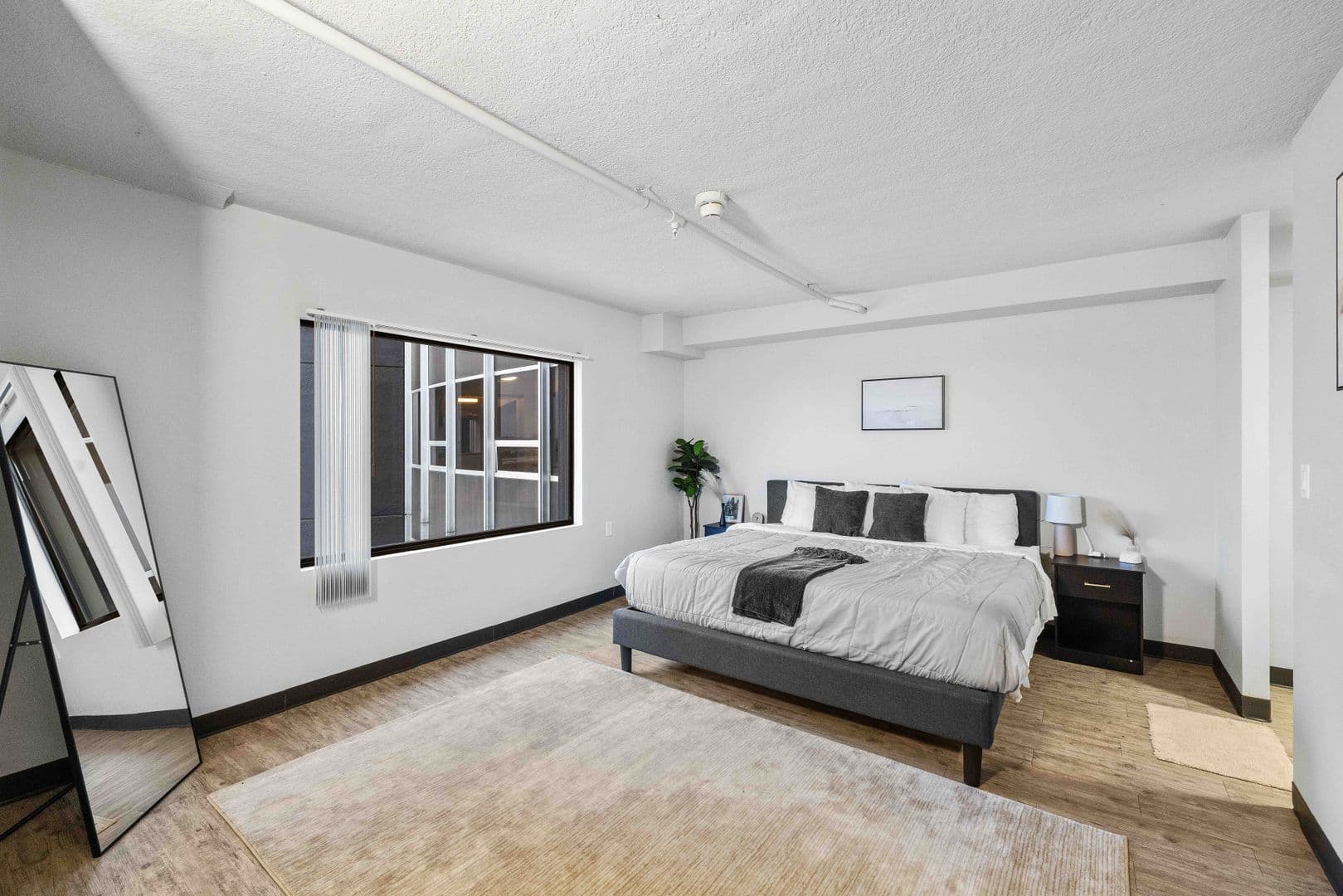 Des Moines Apartment: 660 E 5th St
