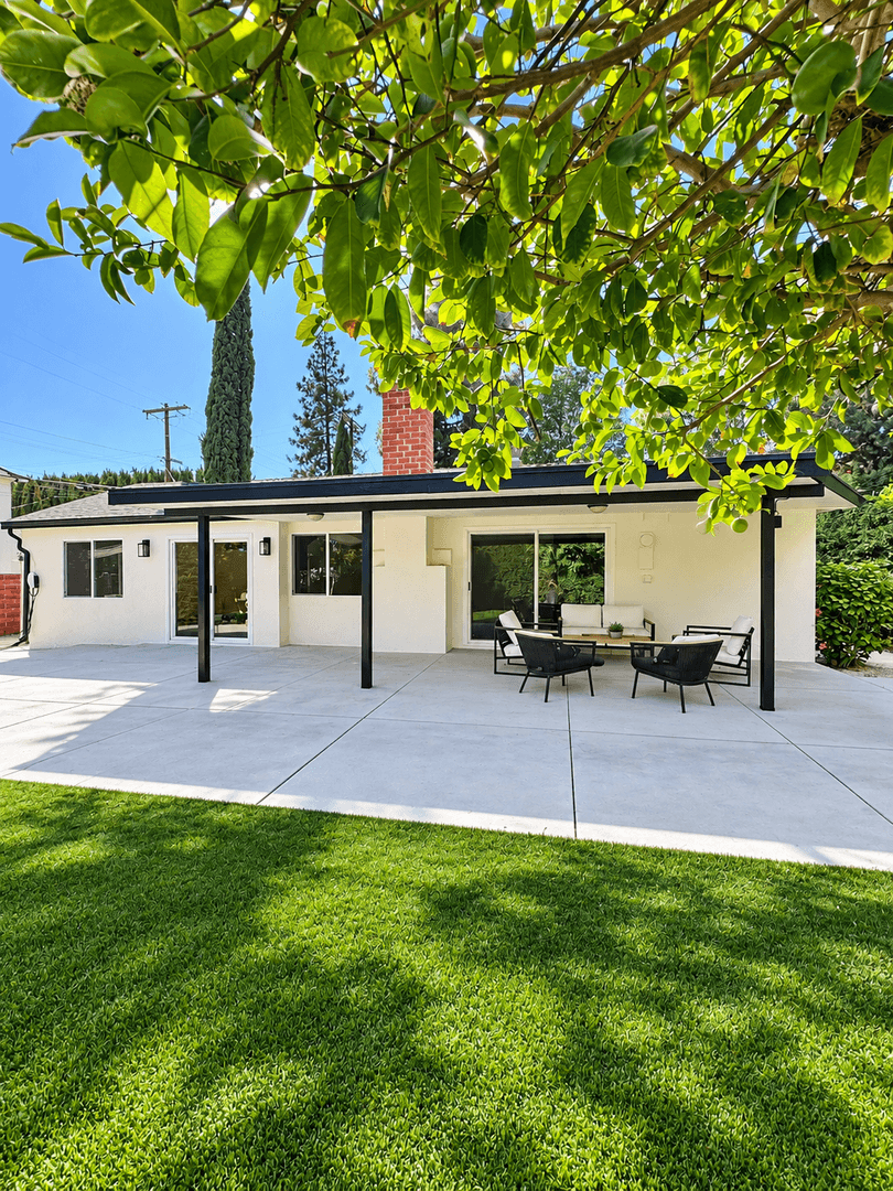 West Hills House: 7214 Fallbrook Ave