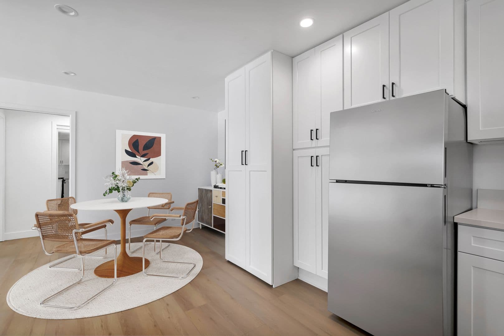 Thousand Oaks Apartment: 605 Warwick Ave