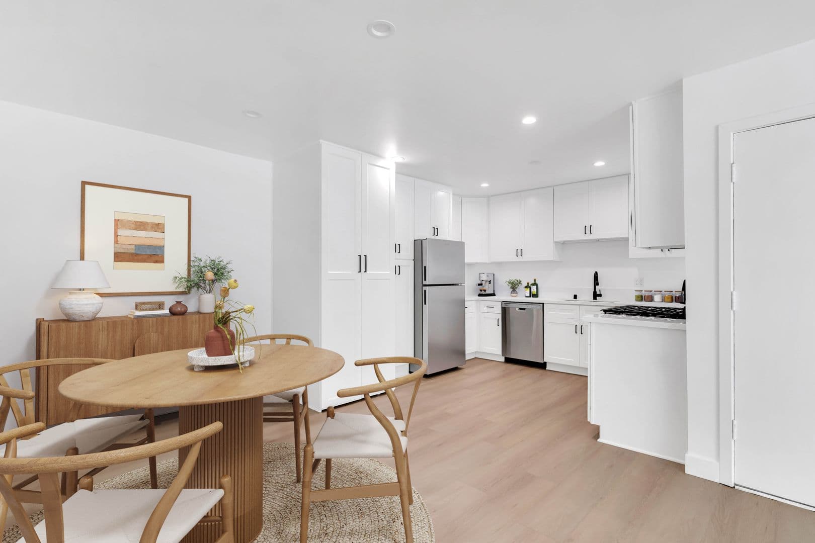 Thousand Oaks Apartment: 605 Warwick Ave