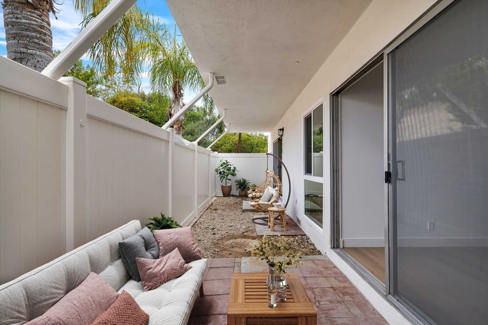 Thousand Oaks Apartment: 605 Warwick Ave