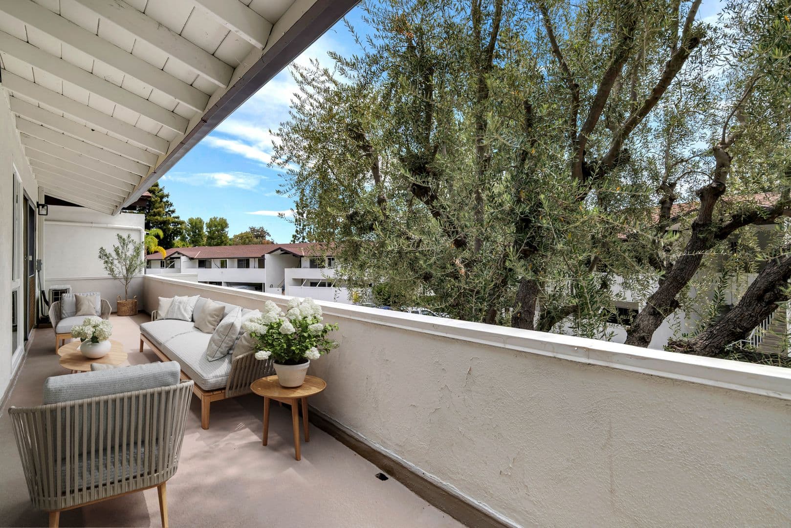 Thousand Oaks Apartment: 605 Warwick Ave