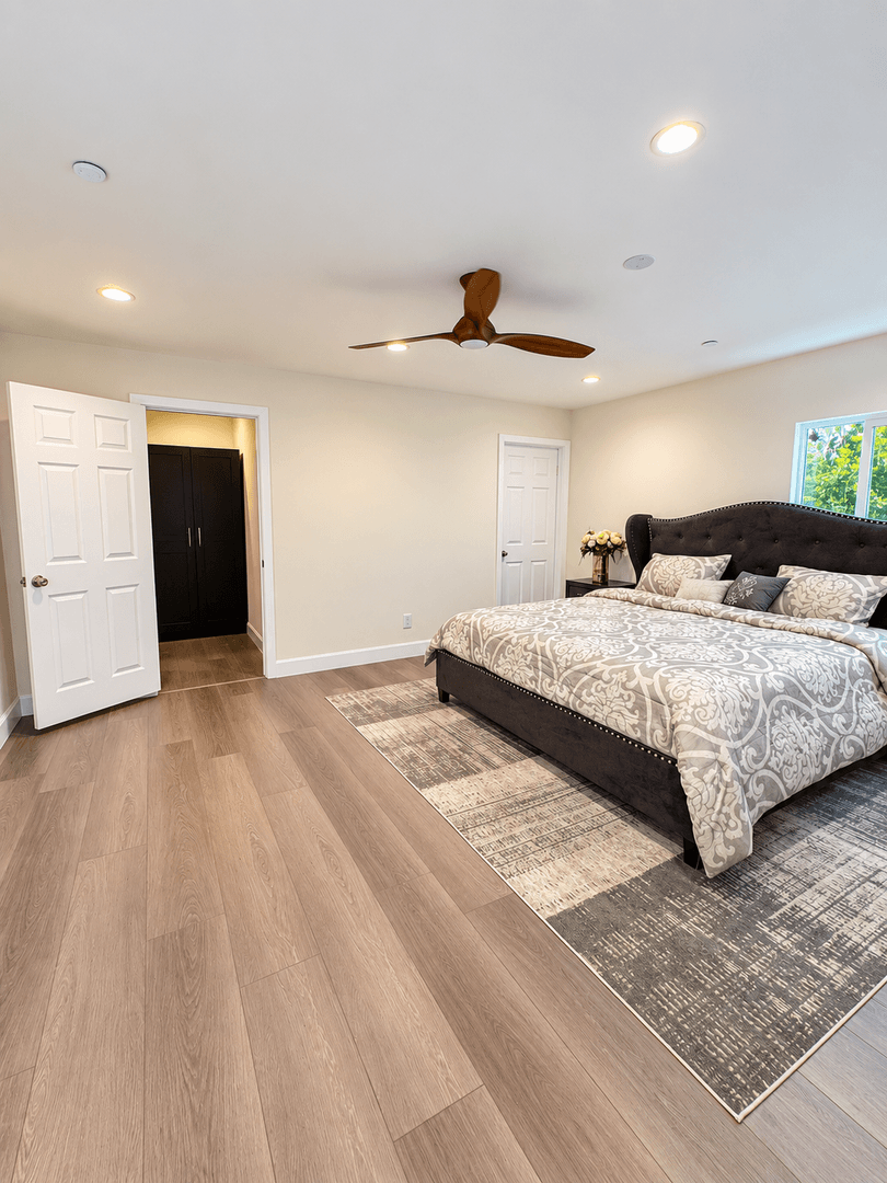 West Hills House: 7214 Fallbrook Ave